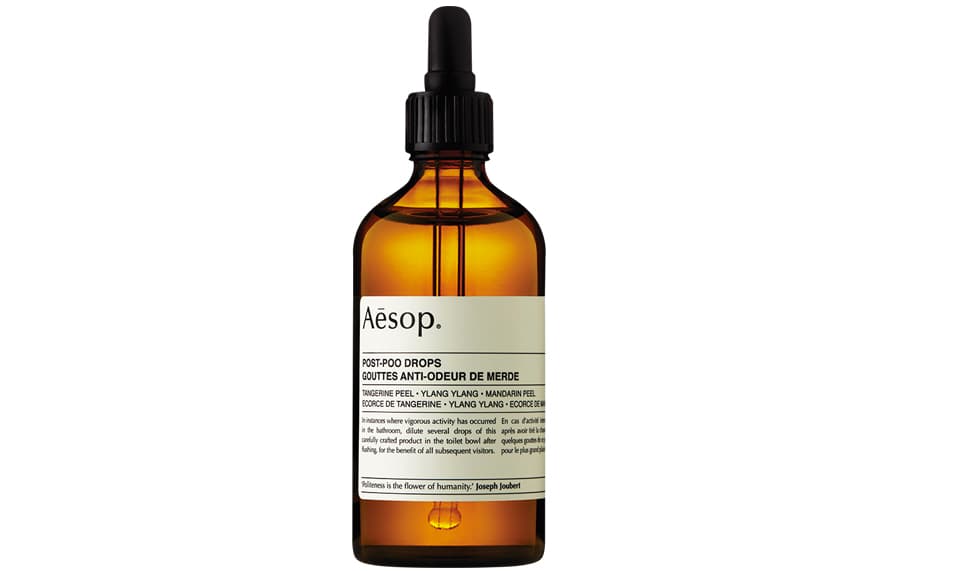 11. POST-POO DROPS, Aesop,
<a href="http://www.aesop.com/usa/packs-and-gifts/home/post-poo-drops.html"> Aesop</a>, $29 dólares | Este producto lo que ‘embellece’ es el olor de tu baño. Un par de gotitas de este aceite combate los malos olores, que pueden aparecer. Es perfecto para evitar que las visitas pasen pena con los desagradables olores, si tuvieron la necesidad de pasar a tu baño.
<br>