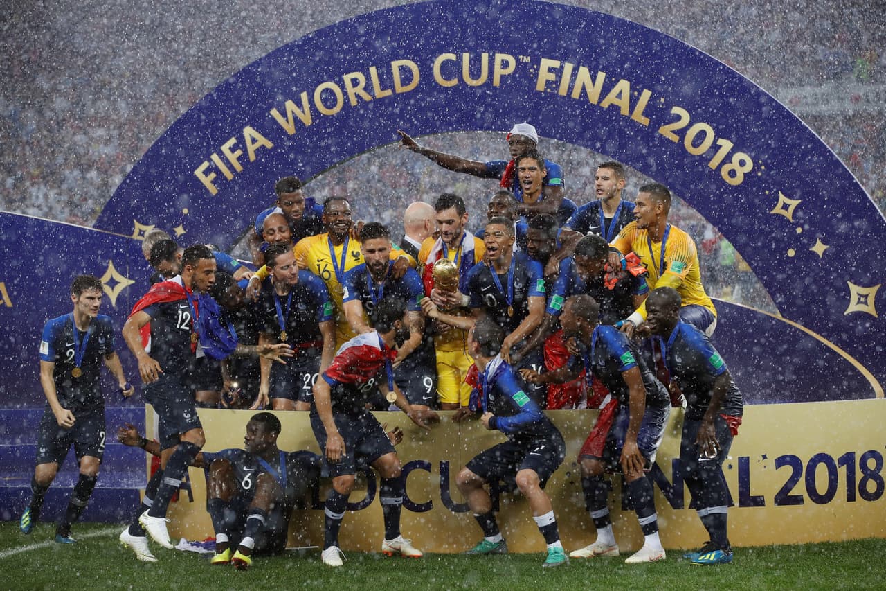 Como Mbappé, muchos de los jugadores de la vigente campeona del mundo comenzaron su carrera futbolística en la 'banlieu', como se conoce a los suburbios marginales de París, por lo que la victoria en Rusia es vista también como un triunfo de la multiculturalidad y los aportes de los migrantes a Francia.