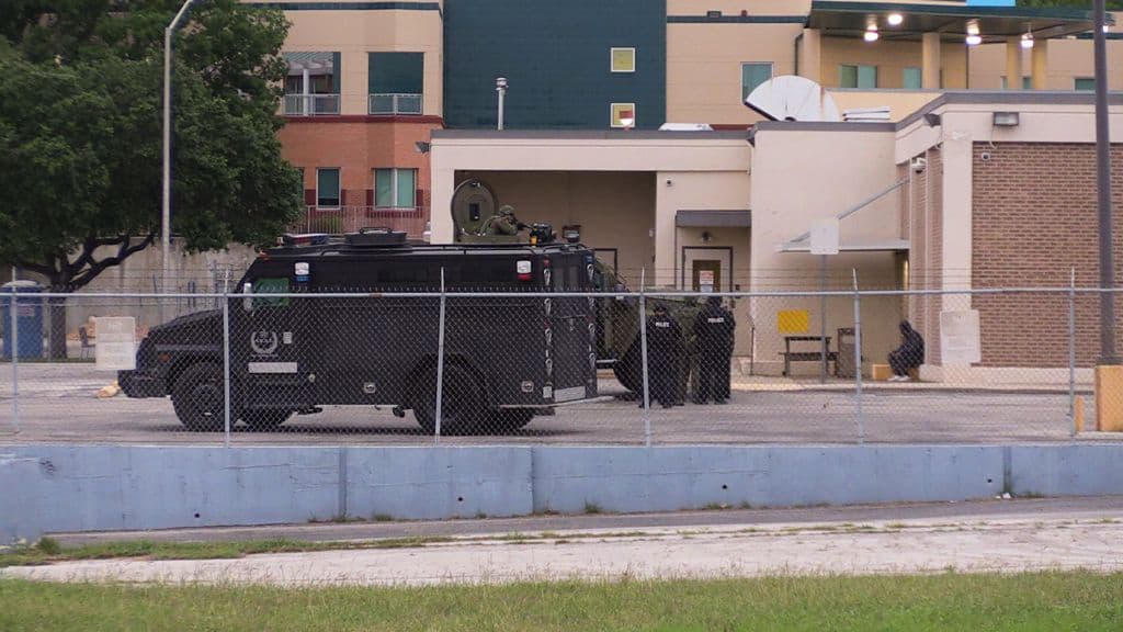 Agentes de SWAT logran finalizar el atrincheramiento de un hombre en la Plaza McCreless de San Antonio