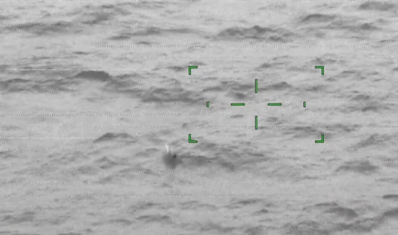 El "milagroso" rescate de una pareja que sobrevivió a la deriva en alta mar por 36 horas: los encontraron gracias a sus linternas