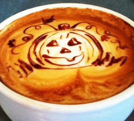 En el marco del día nacional del café celebramos a los talentosos ‘baristas’ que transforman el azúcar, la espuma, la canela y el café en obras de arte.