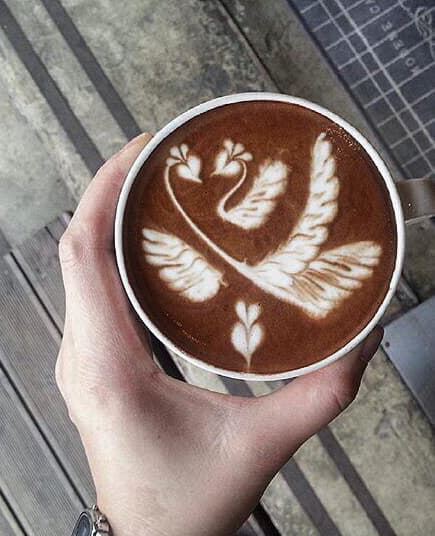 En el marco del día nacional del café celebramos a los talentosos ‘baristas’ que transforman el azúcar, la espuma, la canela y el café en obras de arte.
