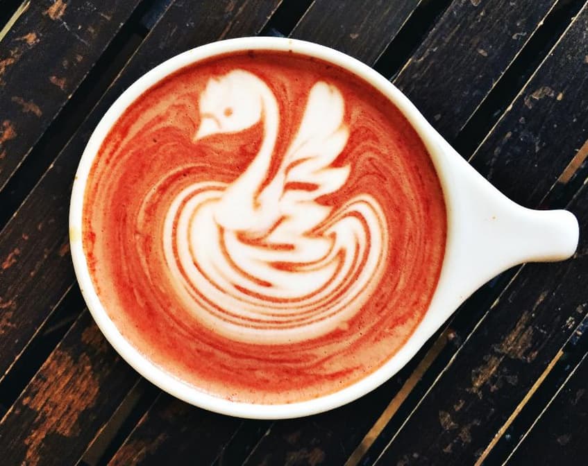 En el marco del día nacional del café celebramos a los talentosos ‘baristas’ que transforman el azúcar, la espuma, la canela y el café en obras de arte.