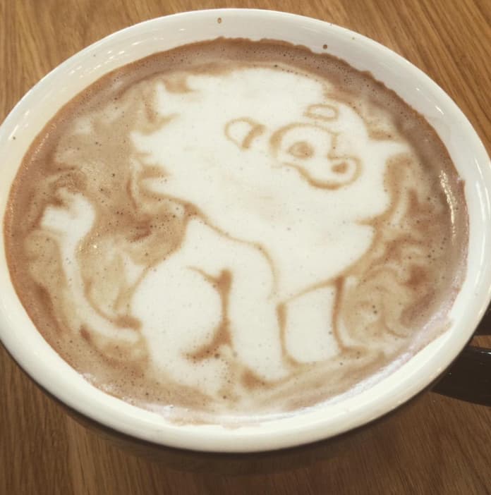 En el marco del día nacional del café celebramos a los talentosos ‘baristas’ que transforman el azúcar, la espuma, la canela y el café en obras de arte.