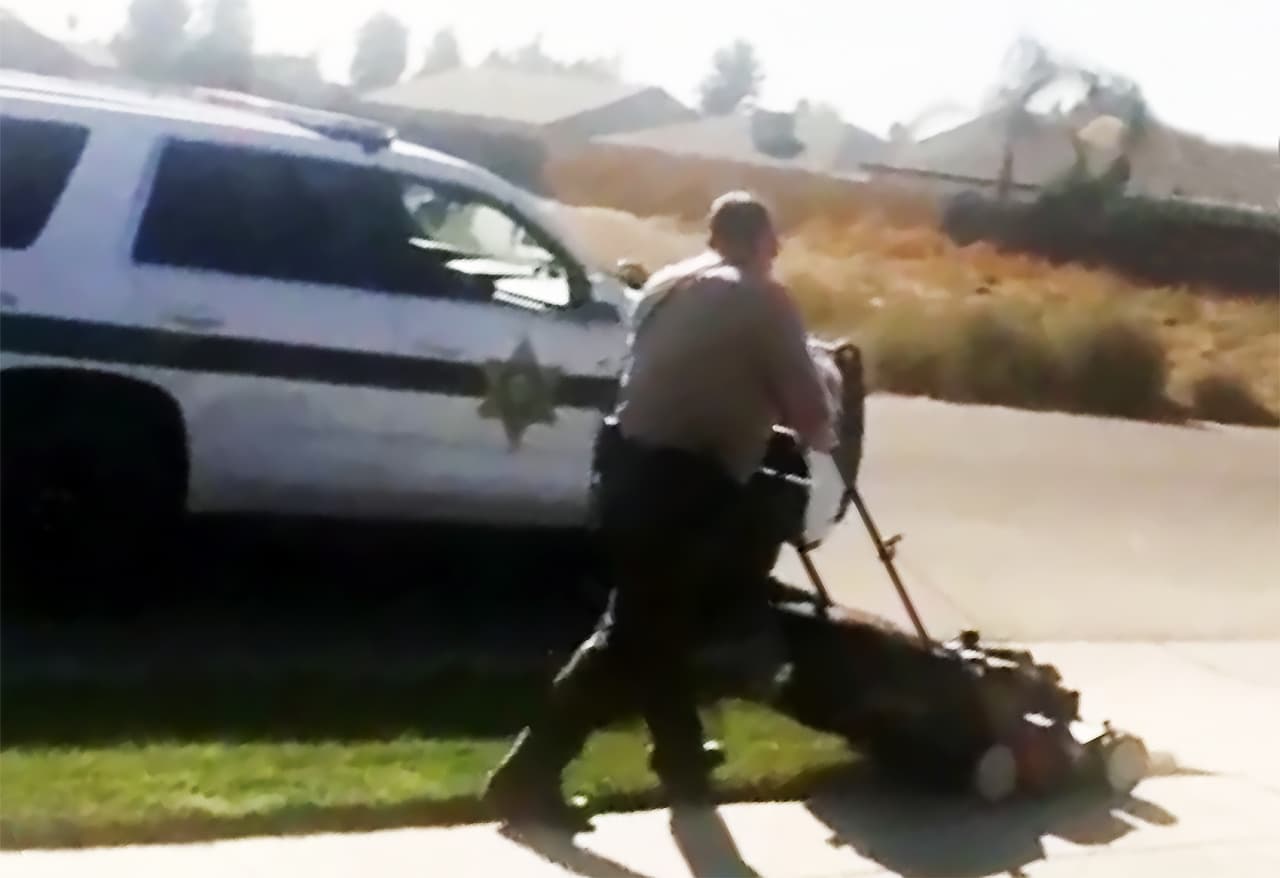 Sin que se lo pidieran, un oficial asistió a una vecina y terminó de cortar el césped por ella