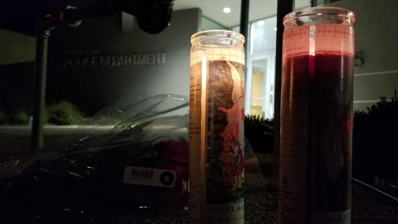 Afuera del edificio del Departamento de Policía de Selma algunas personas han dejado veladoras para honrar al oficial caído.