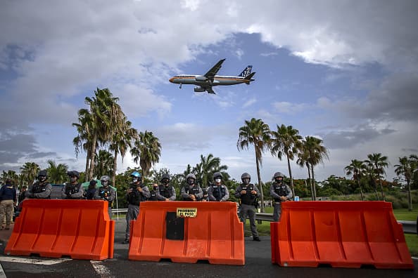 Muchos de ellos no consideran prudente viajar a Puerto Rico, pero tienen algunas consideraciones en caso de que se necesite llegar a la isla. Al menos este es el caso de Mayra Ocasio. "Bueno, creo que si tu viaje es por casos familiares y te haces el examen del Covid-19 antes de tu viaje no deberías tener ningún problema. Pero debes presentar la razón familiar, 
<b>los que no tienen familia que no vengan a Puerto Rico ahora. </b>Total, las playas están cerradas para el disfrute y los sitios de bebidas alcholicas también, entonces a qué o para qué vienes a la isla", dijo la boricua.
<b> </b>