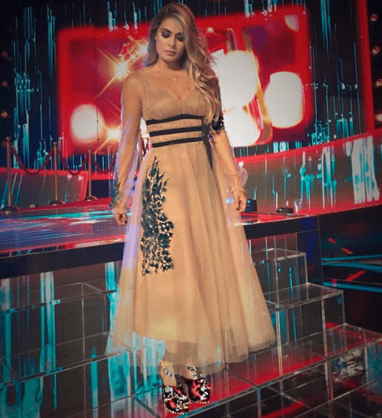 Para la tercera temporada, Galilea hizo su debut con un vestido de tul en tonos golden-nude, falda con caída en línea A, mangas transparentes y que dio la idea de "un hada" o "una princesa", justo lo que su estilista, el diseñador Aldo Rendón, estaba buscando. El objetivo era evocar en ella el encanto de los cuentos de hadas y la fantasía. La conductora acompañó su vestido con unos impactantes zapatos de satín y charol de la marca italiana No21.