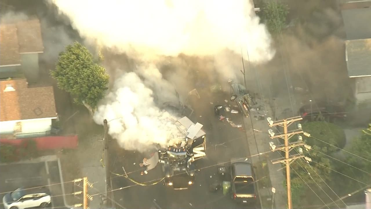 El momento en que parte de las 5,000 libras de pirotecnia ilegal decomisadas explotan en Los Ángeles