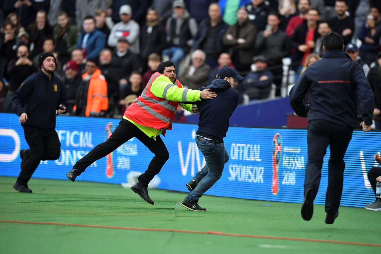 La afición 'Hammer' volvió a demostrar su descontento increpando a la junta directiva y a los jugadores durante el partido.