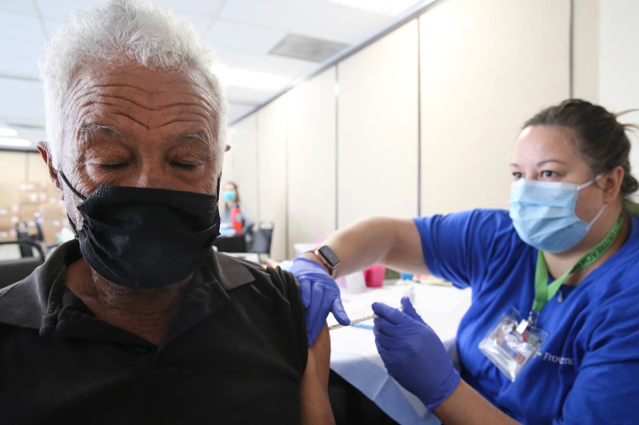 El
<b>plan de reapertura económica del estado está previsto para este lunes,</b> cuando se cumplirá la meta de administrar 2 millones de vacunas covid-19 en comunidades de bajos recursos de
<a href="https://www.univision.com/temas/california">California</a>.