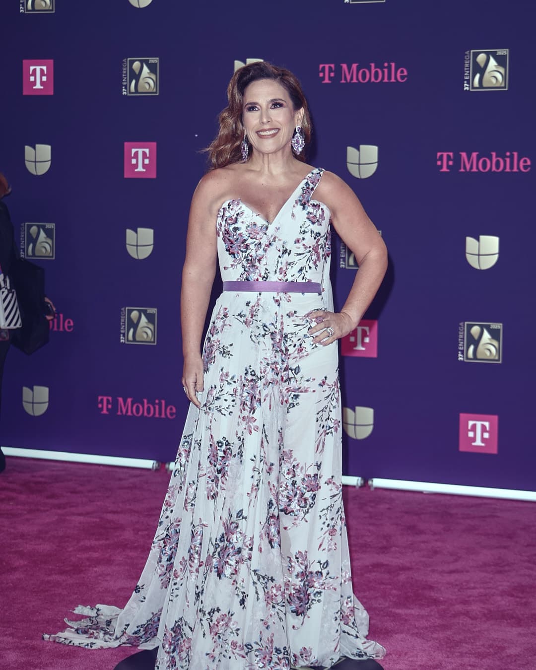 <b>Angélica Vale</b> caminó por la alfombra con un vestido largo y estampado de flores.