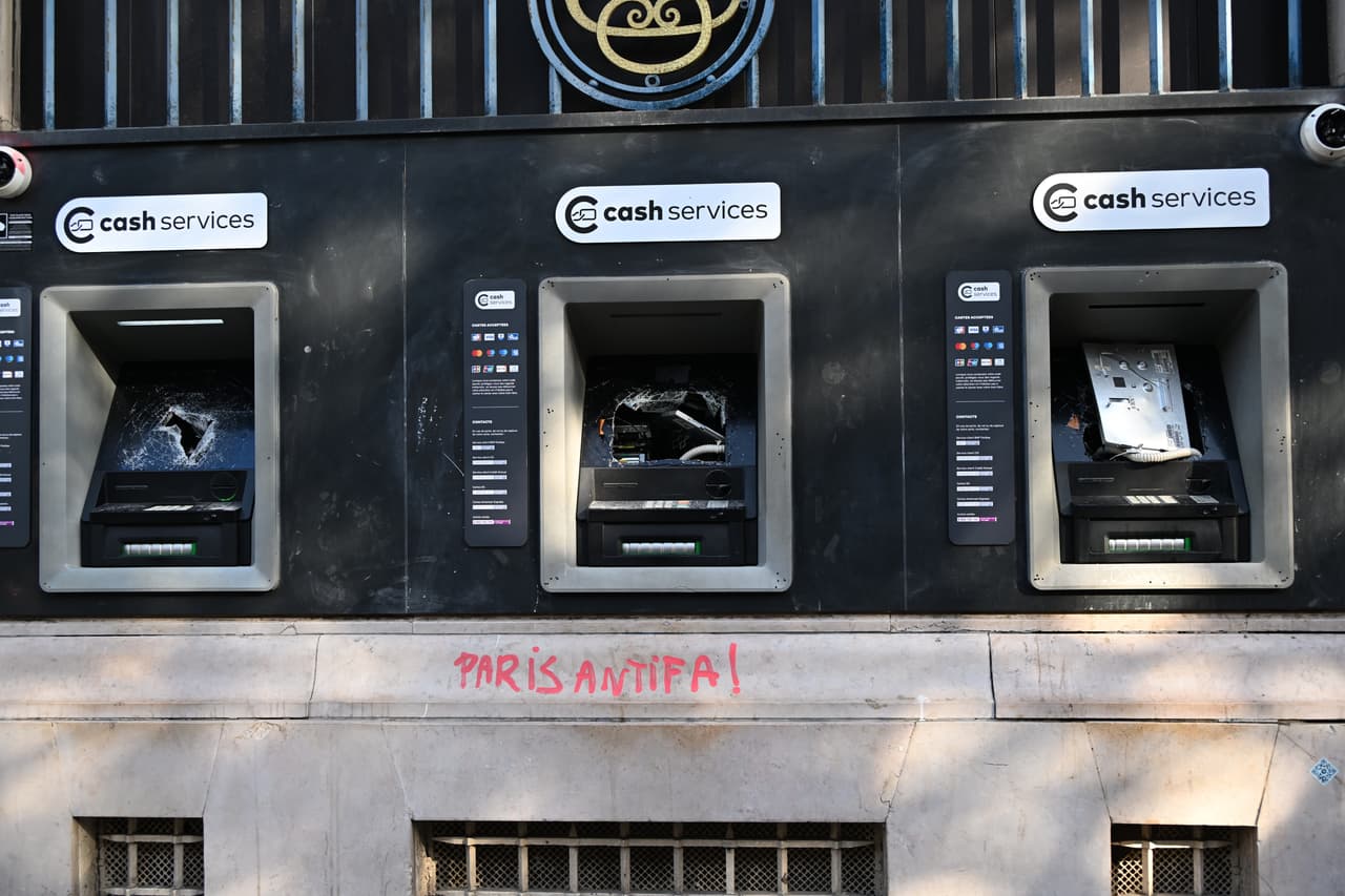 Cajeros automáticos destruidos se ven al día siguiente de una manifestación contra el aumento del costo de vida y en solidaridad con las reivindicaciones estudiantiles, en París, el domingo 18 de octubre de 2026.