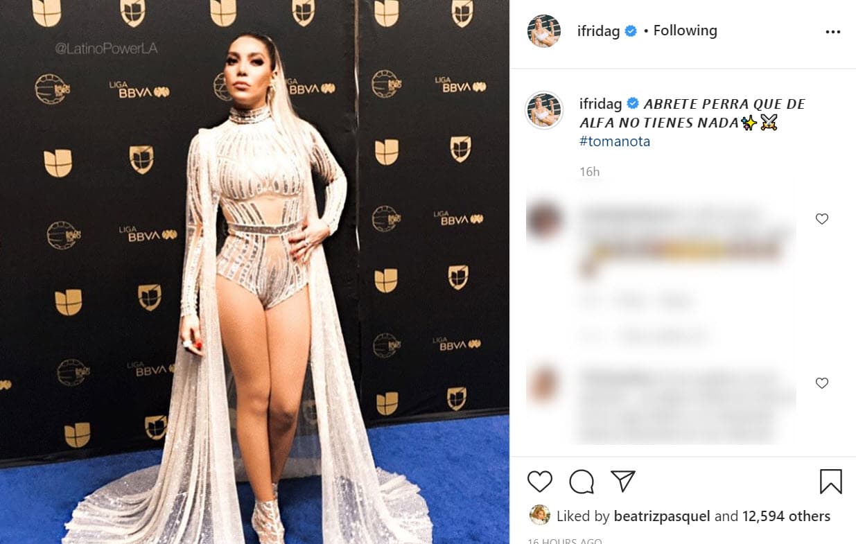 Frida dio contrarréplica con 
<b><a href="https://www.instagram.com/p/CDfJSnwMk5g/" target="_blank">esta foto</a></b> y el siguiente mensaje: "Ábrete perra, que de alfa no tienes nada". 
<br>