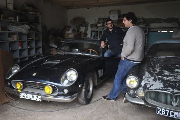 Entre los 60 autos de colección hay modelos exclusivos de marcas como Ferrari, Maserati, Porsche y Jaguar. Los autos fueron comprados entre las décadas de 1950 y 1970 por el empresario del transporte Roger Baillon, quien soñaba con restaurar su antigua colección y mostrarla en un museo. Llegó a reunir más de 100 autos pero su empresa empezó a decaer y tuvo que vender la mitad. Tras su muerte todo quedó para su hijo Jacques, quien falleció el año pasado. Los siguientes herederos, los nietos de Baillon, descubrieron el tesoro cuando fueron hasta la granja para ver su estado con intenciones de ponerla a la venta.