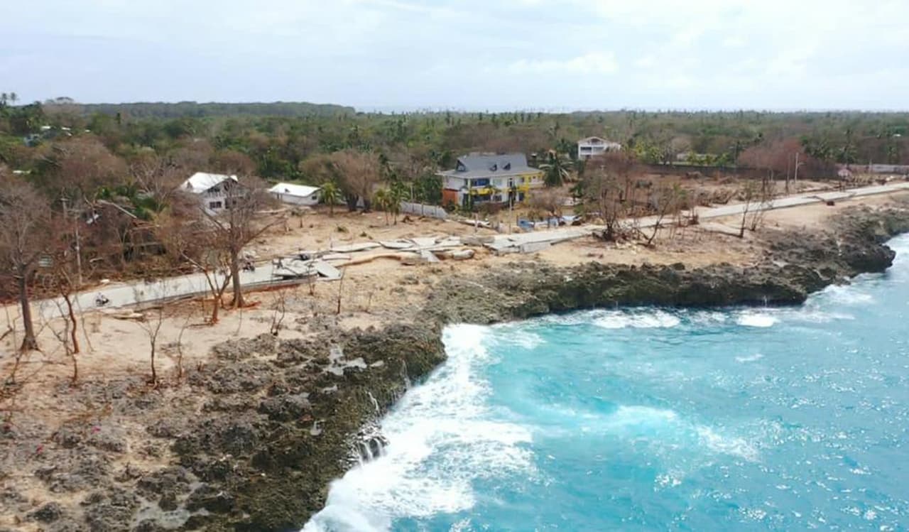 La tormenta pasó sobre el archipiélago colombiano en la madrugada del lunes y el martes tocó tierra en Nicaragua. Hasta ahora ha dejado al menos 10 personas muertas a su paso. Esta toma aérea muestra el daño que dejó Iota en la costa de la isla de San Andrés.