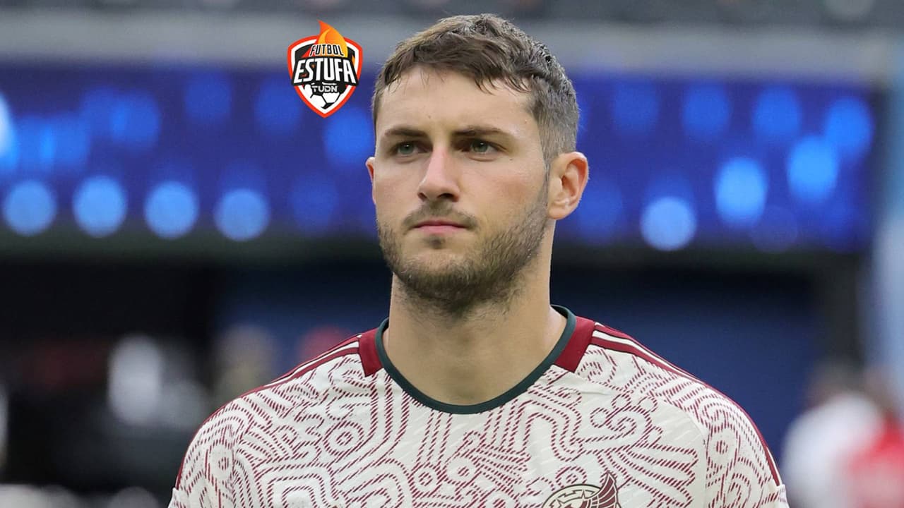 Santi Giménez, seguido por tres grandes de la Premier en su partido ante Ajax