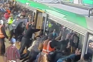 Decenas de personas ayudaron a rescatar a un hombre que quedó atrapado en las vías. 