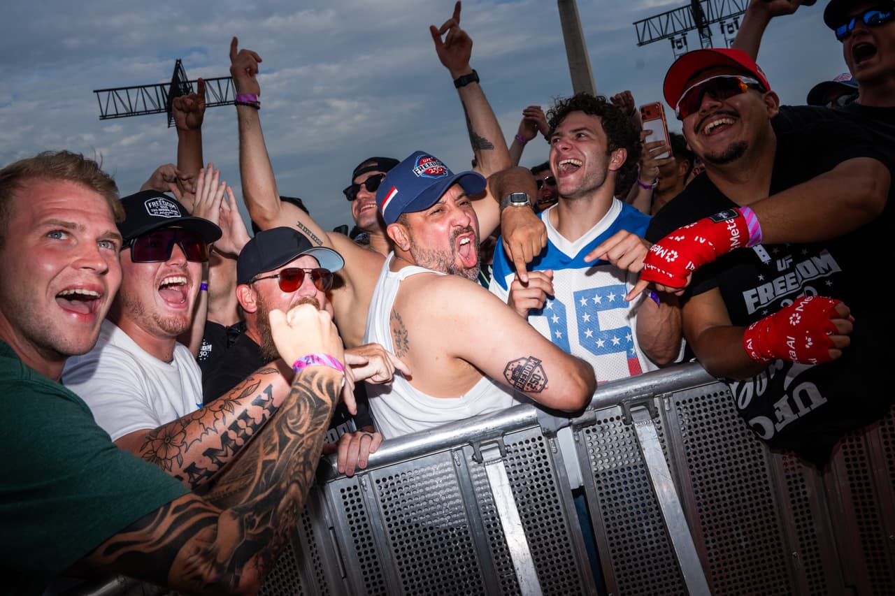 Nic Becker, de Houston, muestra un tatuaje de Freedom 250 que se hizo ese mismo día durante el UFC Fan Fest en la Elipse de la Casa Blanca.
