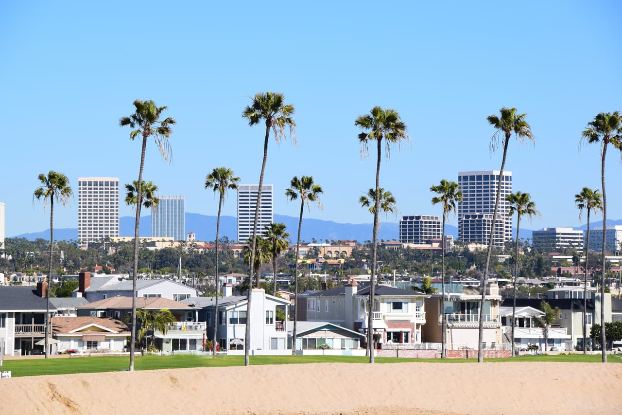 <b>Puesto 1. 92660. Newport Beach, California </b>(ocupa parte del área metropolitana de Los Ángeles, Long Beach y Anaheim).
<br>
<br>Costo promedio de una vivienda: 
<b>1,955,000.</b>
<br>
<br>Ingreso familiar promedio al año: 
<b>123,955 dólares.</b>
<br>
<br>Hogares que ganan 200,000 dólares o más: 
<b>30.2%.</b>