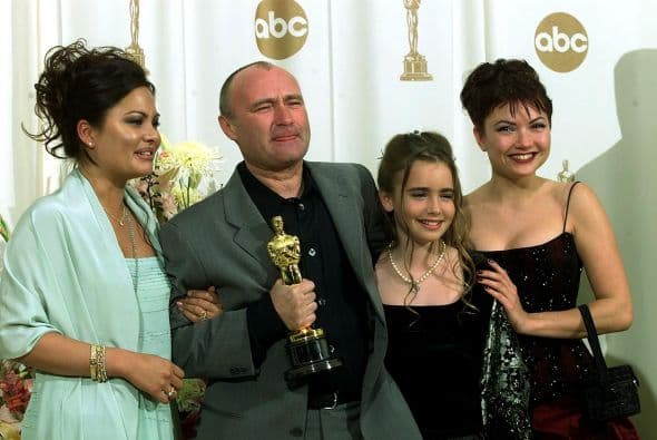 <b>Lily Collins</b> 
<br>La famosa nació el 18 de marzo de 1989, esto como fruto del matrimonio entre el cantante, productor, artista y compositor Phill Collins y Jill Tavelman, con quienes ha caminado por diferentes red carpet desde pequeña.