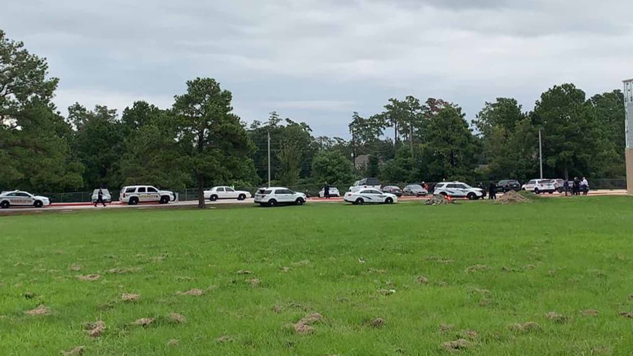 Estudiante que viajaba en el cofre de un automóvil resulta herido al golpearse la cabeza 