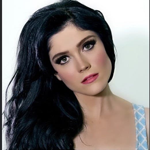 Al estar tan sola, descubrió que sólo el cariño podría salvarla.