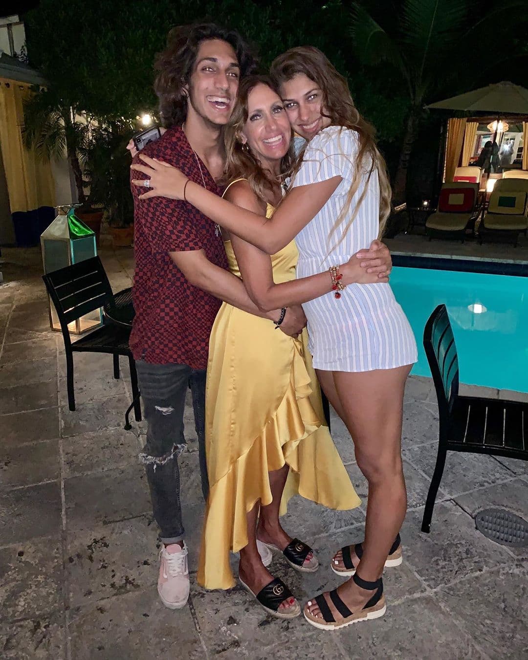 Y no podía faltar la sesión de fotos con sus hijos Lina y Lorenzo, quienes acompañaron a Lili durante todas sus vacaciones. "Anoche disfrutando con mis dos tesoros. Para estar mañana en el recuerdo de nuestros hijos, debemos de estar presente en sus vidas hoy", reflexionó.