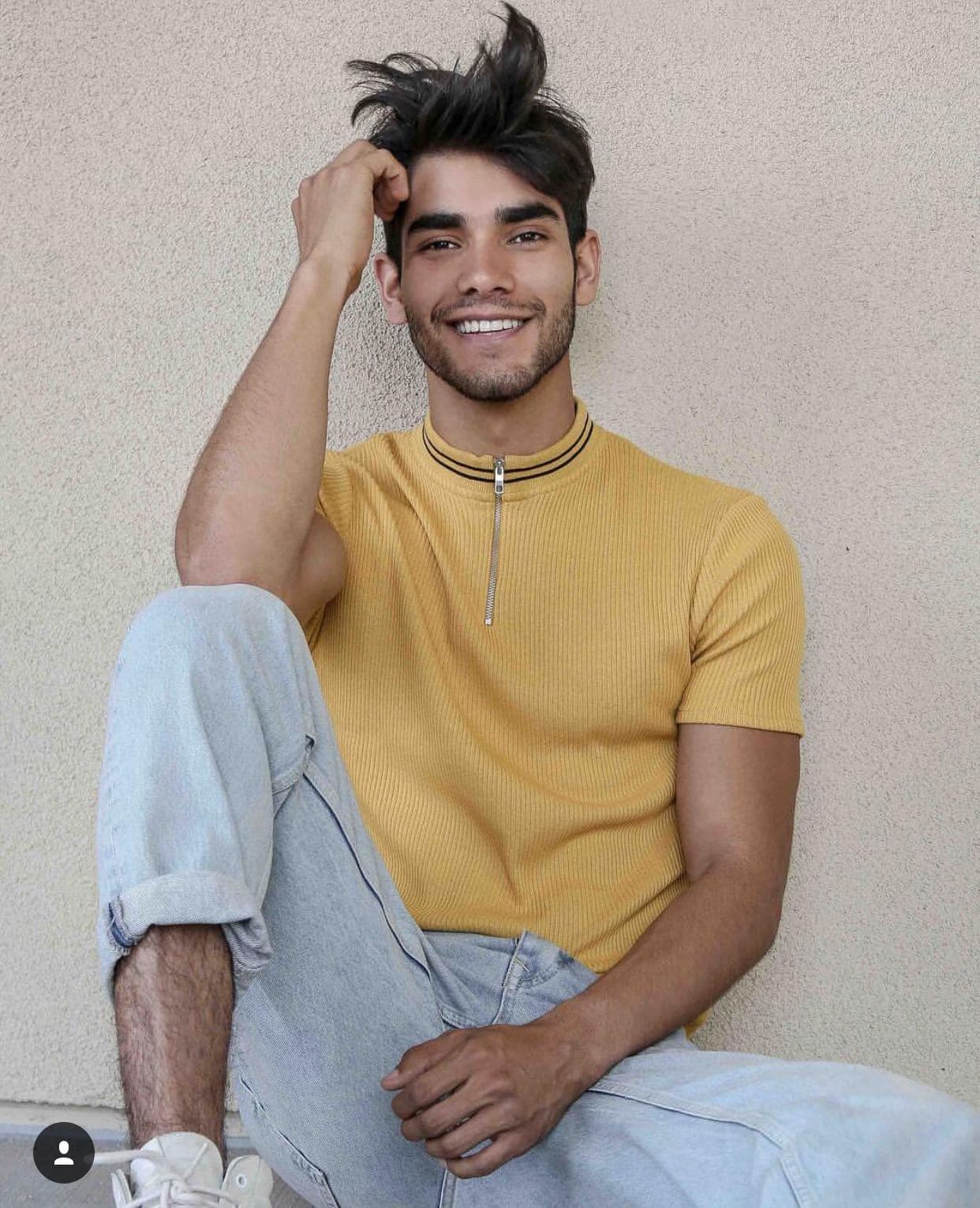 Es un hombre de familia, le encanta compartir tiempo con su abuelita. 
<br>