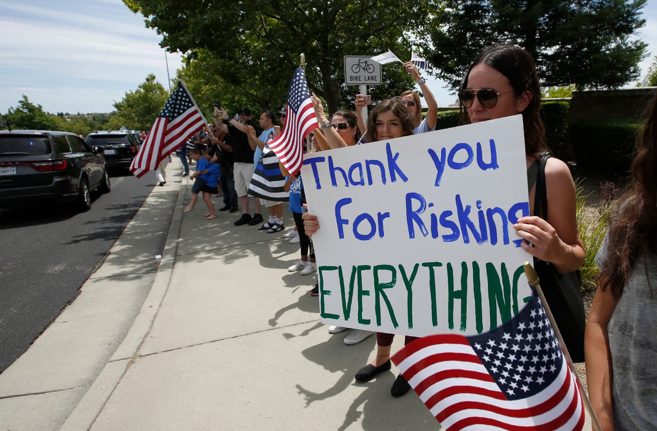 Cientos de personas esperaron en las calles para ver pasar la procesión de la oficial de la Policía de Sacramento Tara O'Sullivan después de los servicios fúnebres en la iglesia Bayside Adventure el 27 de junio.