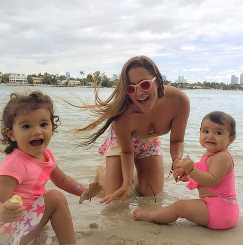 Con sus nenas la pasa de maravilla.