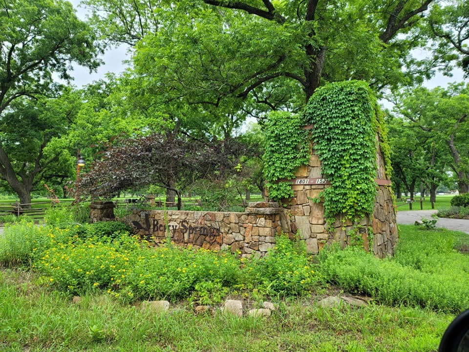 Un gran parque infantil está disponible para que los niños disfruten.