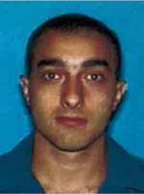 <h3 class="cms-H3-H3">Yeghiazar Karapetyan</h3>
<br>
<br>A sus 39 años, este prófugo es buscado por estar relacionado con el asesinato de un hombre en septiembre de 2003 ocurrido en Sacramento, California. 
<br>
<br>La agencia señala que Karapetyan y tres cómplices, los cuales ya fueron detenidos, rodearon a la víctima, lo golpearon en la cabeza con una pistola y lo apuñalaron varias veces con un cuchillo, así como con una herramienta. 
<br>
<br>El FBI cree que Karapetyan tiene vínculos con Armenia y puede haber viajado allí o a Rusia.
<br>
<br> 
<br>