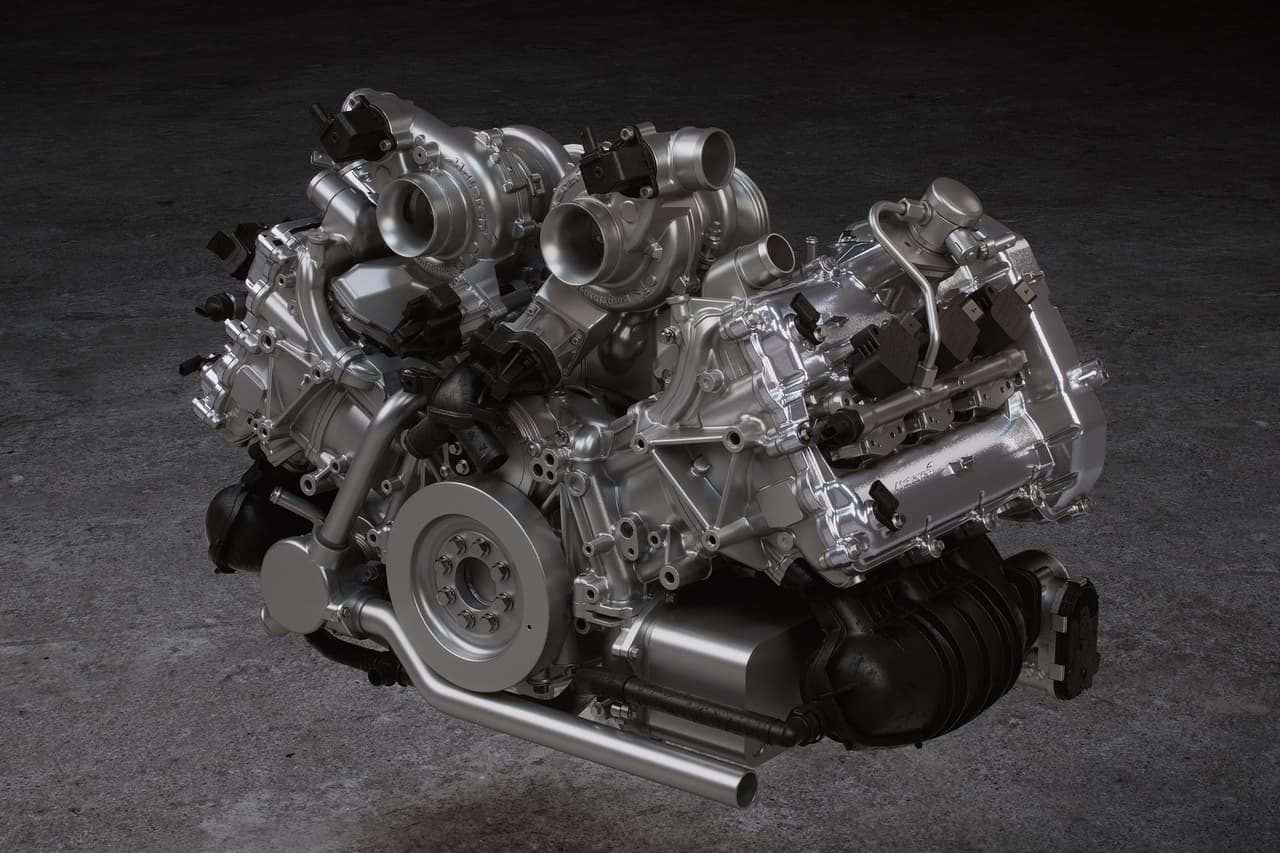 Cuenta con un motor V6 de 3.0 litros doble turbo y un motor eléctrico asociado a una batería de 7.4 kilovatios-hora. En conjunto, estos entregan 671 caballos de fuerza y 531 lb-pie de torque.