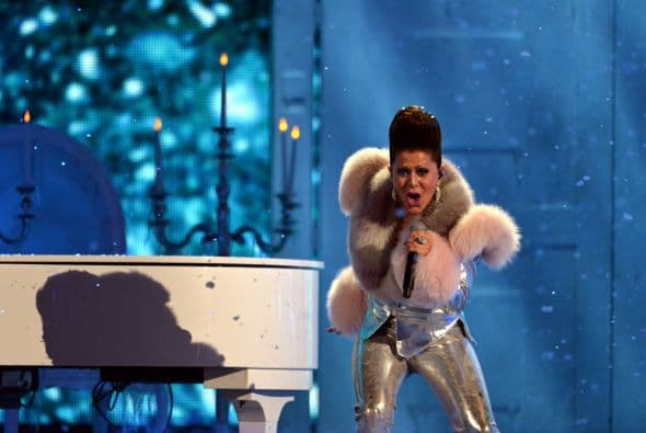 "La reina del rock" lució un espectacular traje plateado para cubrirse del "frío".