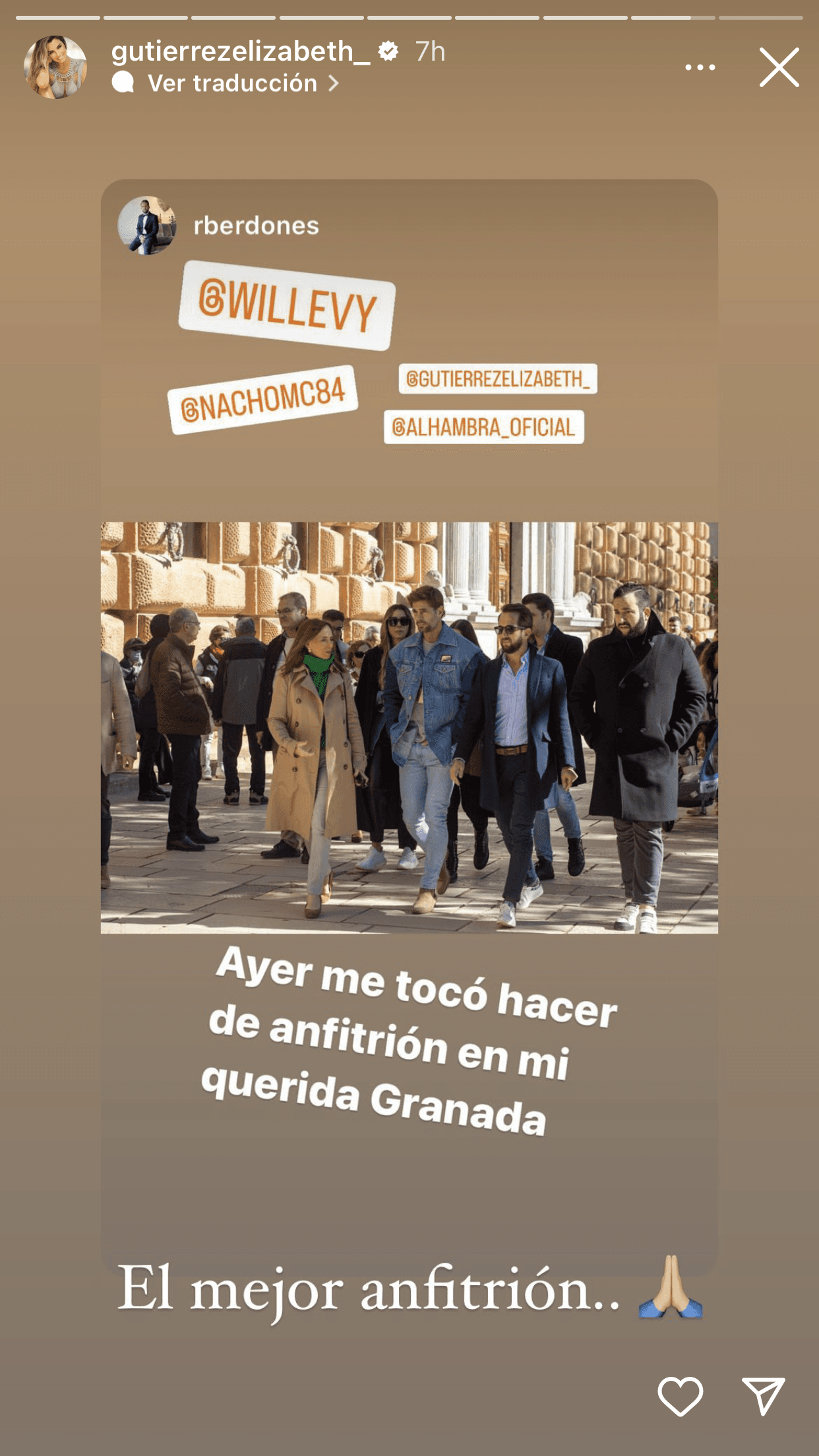 Además, también publicó esta foto en la que 
<b>se aprecia que va detrás del cubano</b> (es la que está con gabardina y gafas oscuras). 
<br>