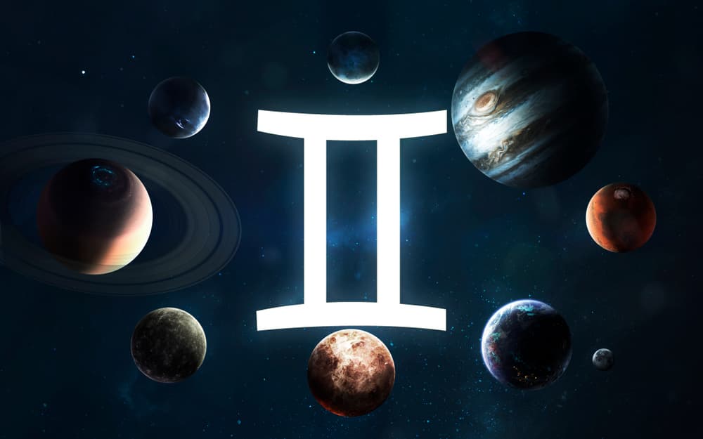 Mercurio es el planeta regente de Géminis y Virgo y se le identifica principalmente con la comunicación, la mente, el aprendizaje, la curiosidad intelectual, el comercio, el sistema nervioso, la educación, la elocuencia entre otros factores. Por ese motivo suele decirse que cuando Mercurio está retrógrado hay que tener mucho cuidado con lo que hablamos o firmamos porque las palabras tienden a mal interpretarse. También suelen ocurrir demoras en los viajes por lo que se recomienda adelantar el tiempo antes de ir a un aeropuerto para evitar complicaciones.
<br>