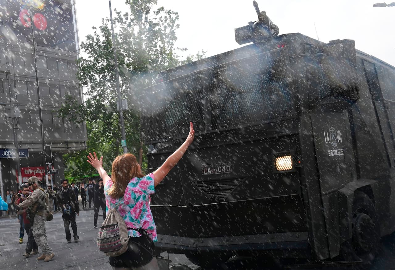 Aunque el gobierno afirmaba que no revertiría el aumento, la tarde del sábado el presidente Piñera anunció que las tarifas serían reestablecidas al precio previo al 2 de octubre.