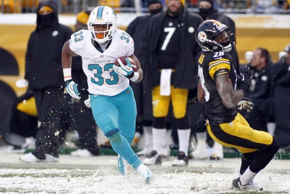 Los fanáticos de los Dolphins ya no hablan de la controversia Incognito/Martin, ni si Ireland o Philbin estarán con el equipo en el 2014, sino que pasan horas calculando… ¡porque tenemos chance de ir a los playoffs! Al principio de la temporada, y sobre todo, después de perder -casi deshonrosamente- contra Tampa Bay y Buffalo, los comentarios sobre Miami eran negativos. Qué si las novatadas, qué si Tannenhill, qué si el running game, qué si la línea ofensiva, que si… qué se yo… Pero ahora, las cosas han cambiado y solo se mencionan las posibilidades que tenemos de jugar en enero. ¡Ay, bendito! Bueno, después de este encontronazo con los portadores de las terribles toallas amarillas, donde salimos vencedores … por media pulgada… 34-28, ya todo me parece posible. Arriba Tannenhill (20 de 33, para 200 yds); arriba Wake and Odrich; arriba Thomas (105 yds, un TD en 16 acarreos); arriba Clay con sus dos TD y arriba Philbin, que mantiene el invicto en la revisión de las jugadas (obtuvo el cambio de “incomplete pass” a TD de Hartline). ¡Arriba, Dolphins, seguimos cuesta arriba!