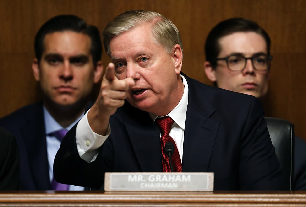 Las consultas sobre la palabra tergiversación (tergiversation en inglés) crecieron un 39,000% en enero, dijo el diccionario. Ello luego de que el diario 
<i>The Washington Post</i> publicó 
<b><a href="https://www.washingtonpost.com/opinions/why-do-people-such-as-lindsey-graham-come-to-congress/2019/01/23/9830a174-1e68-11e9-8e21-59a09ff1e2a1_story.html" target="_blank">una columna</a></b> en la que George Will critica al senador republicano Lindsey Graham. Palabras o acontecimientos son tergiversados cuando se les da una interpretación forzada o errónea. Según la opinión de Will eso fue lo que hizo Graham durante 
<b><a href="https://www.univision.com/noticias/politica/fin-del-cierre-mas-largo-de-la-historia-trump-firma-iniciativa-aprobada-por-el-congreso-para-reabrir-el-gobierno-por-tres-semanas">el cierre del gobierno que se produjo a inicios del 2019. </a></b>