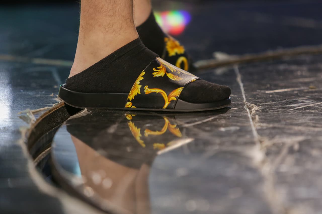 Muy a su estilo, Farruko portó estas sandalias Versace. Los calcetines negros ayudaron a darle más cómodidad.