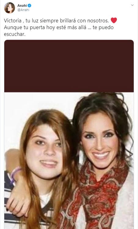 “Victoria, tu luz siempre brillará con nosotros. Aunque tu puerta hoy esté más allá… te puedo escuchar", escribió en Twitter junto
<b><a href="https://twitter.com/Anahi/status/1296966648247848960" target="_blank"> con una foto </a></b>en la que aparece con la joven. 
<br>