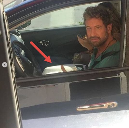 El cuarto indicio es el pantalón con el que combinó su blusa rosa.