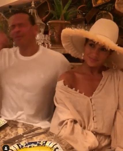 El exbeibolista se picó el ojo con el sombrero de JLo.