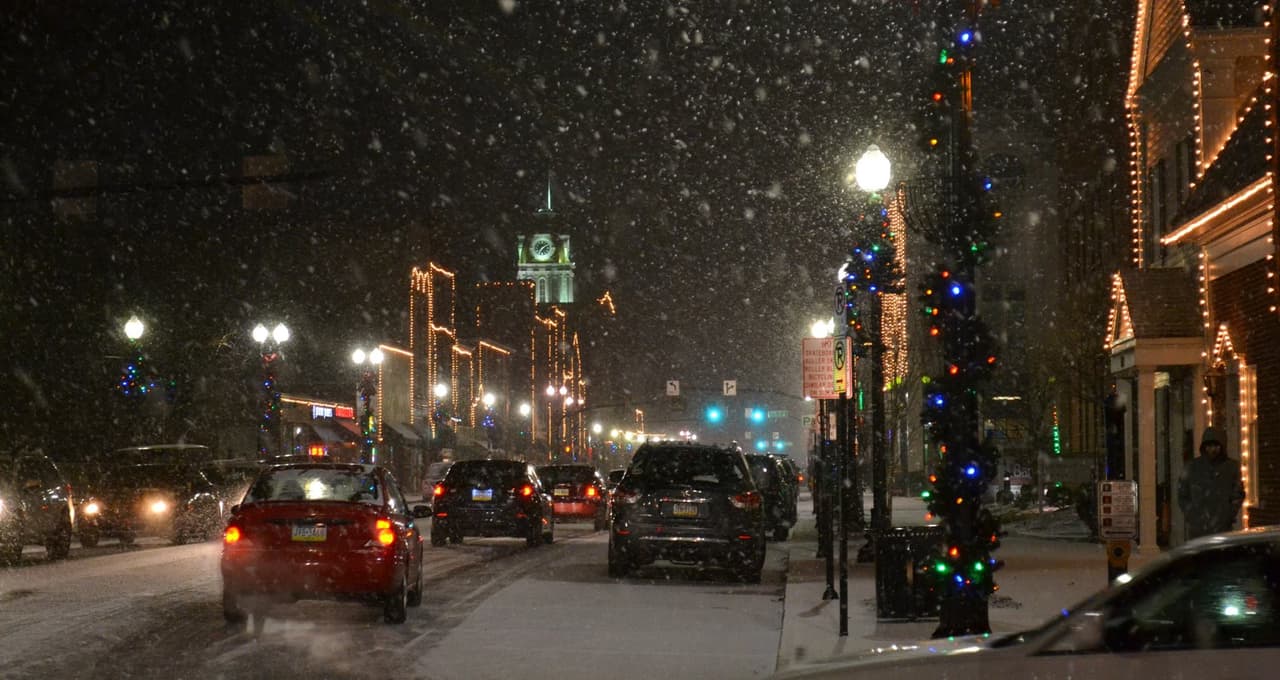 Siéntete como si hubieras viajado al pasado cuando visites Indiana, una pintoresca ciudad del oeste de Pensilvania que se transforma en un país de las maravillas navideñas cada año.