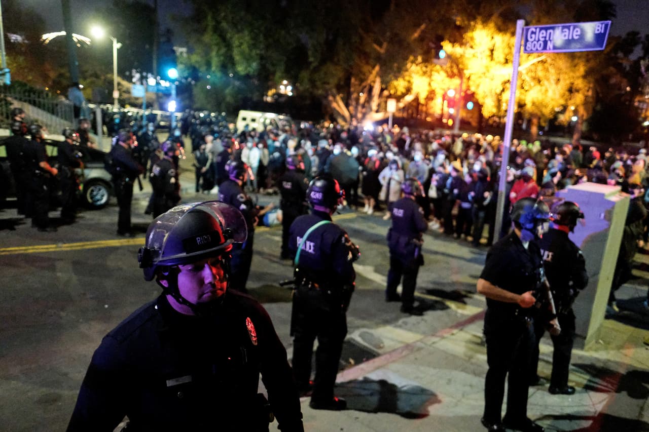 Tensión entre policía y manifestantes en Echo Park: desamparados deben salir del parque