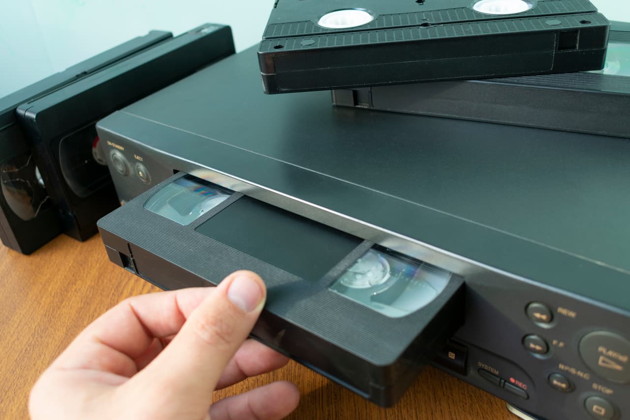 <b>VHS.</b>
<br>
<br>Un 
<i>Video Home System</i>, o VHS, fue parte de cada hogar cuando el mundo se habituó a grabar sus programas de TV favoritos. Se podía almacenar en estas cintas hasta seis horas y los usuarios podían avanzar y rebobinar, características inauditas hasta entonces. La primera grabadora de video doméstica salió al mercado en 1965.