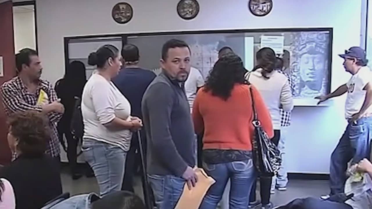 Cubanos con I-220A logran firmas para presionar demanda que les facilite un camino a la residencia