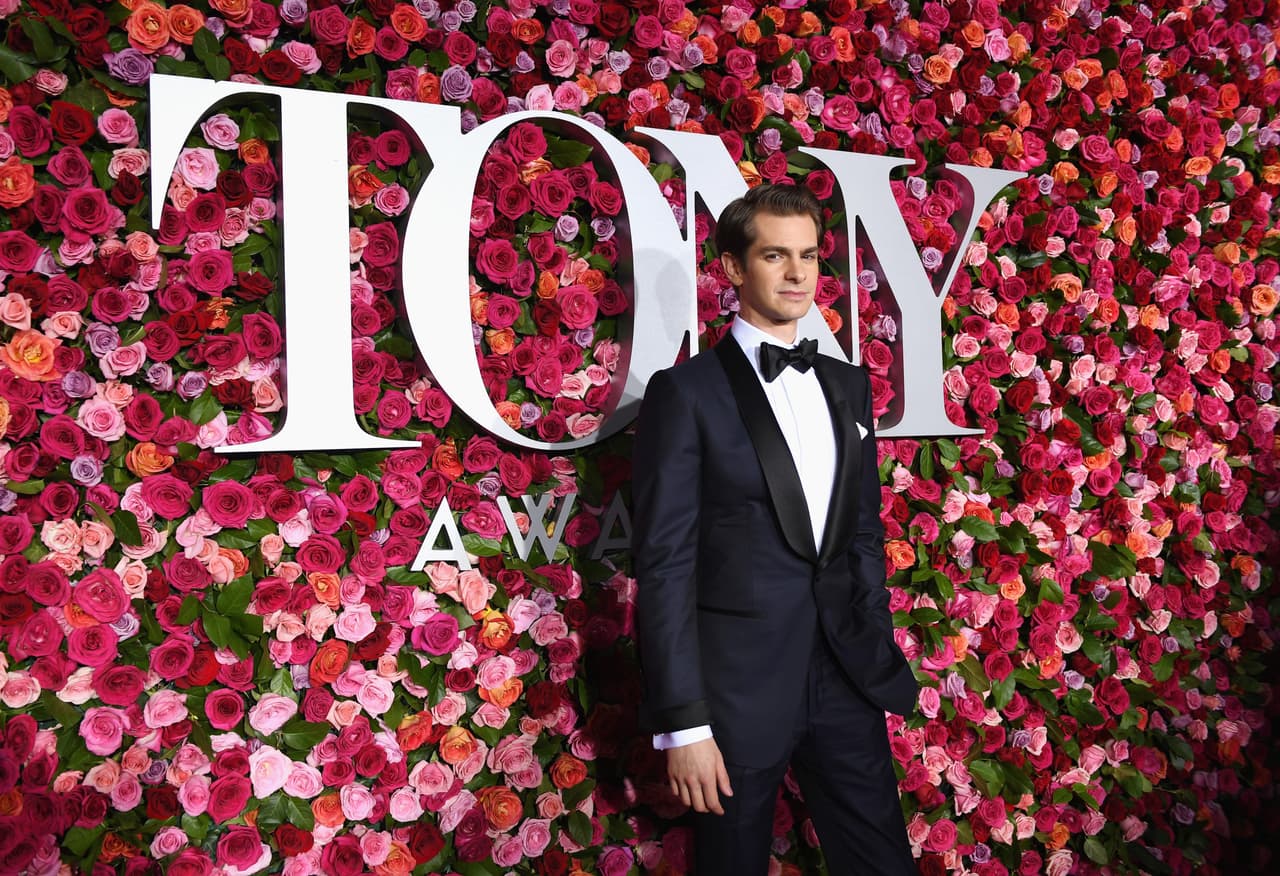 Andrew Garfield, nominado a la mejor actuación de un actor en un papel principal en teatro, llegó muy serio a la alfombra roja de los Tony, evento en el que minutos más tarde resultaría el virtual ganador.