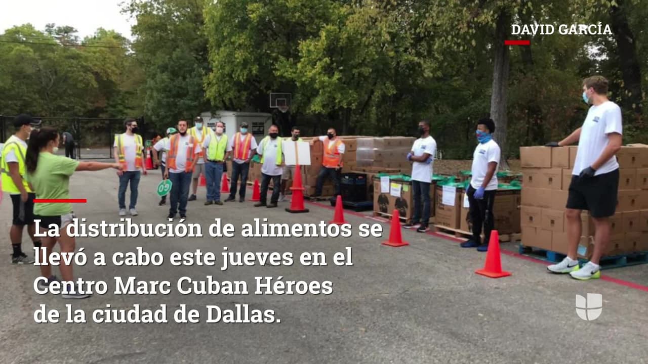 La distribución se llevó a cabo en conjunto con el Banco de Alimentos del Norte de Texas y el equipo de los Dallas Mavericks. La estrella del equipo de básquetbol, Dirk Nowitzki, estuvo presente y ayudó a repartir las cajas de comida.